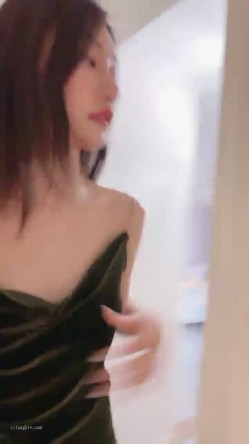 重磅推荐！刚下海 让人眼前一亮的重庆某公司职员骚货女神【首次做爱秀就被内射】妹子身材非常棒，老公一边吃奶一边无套操她 截图16