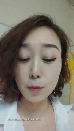 【短发御姐】骚熟女两男两女4P啪啪，情趣装网袜口交上位骑乘抽插，搞完再假屌自慰抽插 截图5