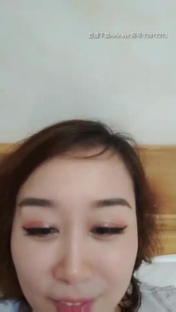【短发御姐】骚熟女两男两女4P啪啪，情趣装网袜口交上位骑乘抽插，搞完再假屌自慰抽插 截图6