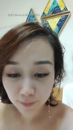 【短发御姐】骚熟女两男两女4P啪啪，情趣装网袜口交上位骑乘抽插，搞完再假屌自慰抽插 截图15