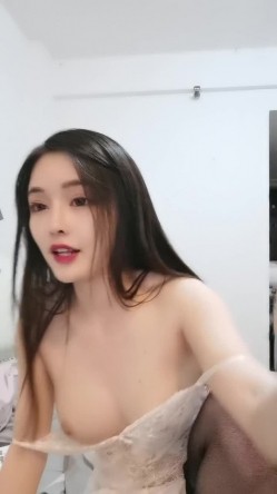 气质甜美女神美乳粉穴4小时极度诱惑，镂空装黑丝袜大姨妈塞着棉袜，你们想来干我吗，跳蛋震穴浴室洗澡湿身诱惑 截图6