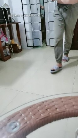 去女同事家吃饭借酒劲偷操来一炮 扒开小穴不带套直接差进入 小逼好紧插半天 主动抓J8骑操 截图2