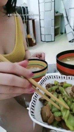 去女同事家吃饭借酒劲偷操来一炮 扒开小穴不带套直接差进入 小逼好紧插半天 主动抓J8骑操 截图4