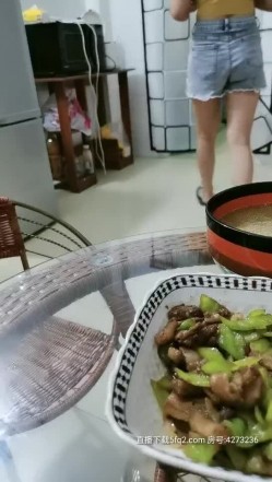 去女同事家吃饭借酒劲偷操来一炮 扒开小穴不带套直接差进入 小逼好紧插半天 主动抓J8骑操 截图5
