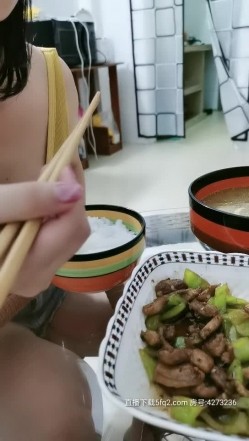 去女同事家吃饭借酒劲偷操来一炮 扒开小穴不带套直接差进入 小逼好紧插半天 主动抓J8骑操 截图6