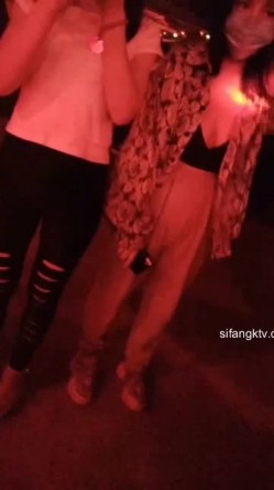 【猎奇资源 ️砂舞】舞厅内的淫乱2 ️重金属般性爱 男人的天堂 抓奶+抠逼+摸屌+口爆+打站桩 截图1
