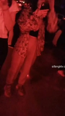 【猎奇资源 ️砂舞】舞厅内的淫乱2 ️重金属般性爱 男人的天堂 抓奶+抠逼+摸屌+口爆+打站桩 截图2
