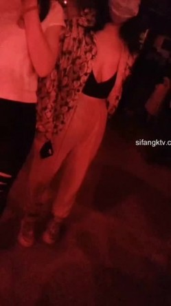 【猎奇资源 ️砂舞】舞厅内的淫乱2 ️重金属般性爱 男人的天堂 抓奶+抠逼+摸屌+口爆+打站桩 截图3
