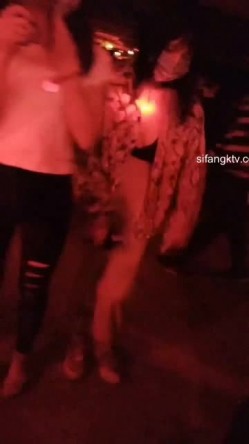 【猎奇资源 ️砂舞】舞厅内的淫乱2 ️重金属般性爱 男人的天堂 抓奶+抠逼+摸屌+口爆+打站桩 截图4