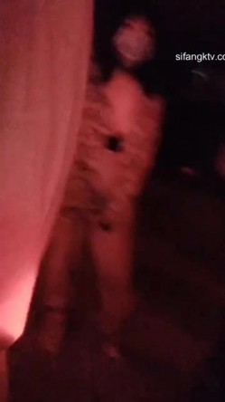 【猎奇资源 ️砂舞】舞厅内的淫乱2 ️重金属般性爱 男人的天堂 抓奶+抠逼+摸屌+口爆+打站桩 截图6