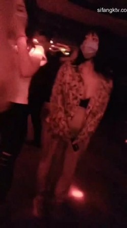 【猎奇资源 ️砂舞】舞厅内的淫乱2 ️重金属般性爱 男人的天堂 抓奶+抠逼+摸屌+口爆+打站桩 截图7