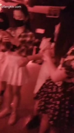 【猎奇资源 ️砂舞】舞厅内的淫乱2 ️重金属般性爱 男人的天堂 抓奶+抠逼+摸屌+口爆+打站桩 截图15