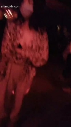 【猎奇资源 ️砂舞】舞厅内的淫乱2 ️重金属般性爱 男人的天堂 抓奶+抠逼+摸屌+口爆+打站桩 截图16