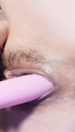 清纯可爱的妹子 沙发上漏奶露逼诱惑 道具插逼 来回抽插呻吟 特写BB 跳蛋塞进逼逼震动 手指揉阴蒂 非常诱人 截图14