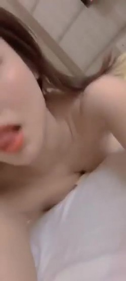 网红脸高颜气质车模【璐璐】电报群土豪定制，居家各种露脸淫荡自拍，洗澡自摸秀隐私部位特写 截图11