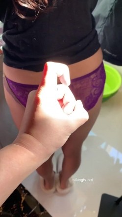 正在洗衣服的风骚嫂子被我后入 第二弹 截图8