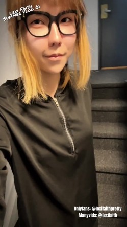 国产男娘Lexi Faith(原乔晶晶) 重出江湖 现在改走更刺激的户外露出路线了 戴眼镜更闷骚 截图3