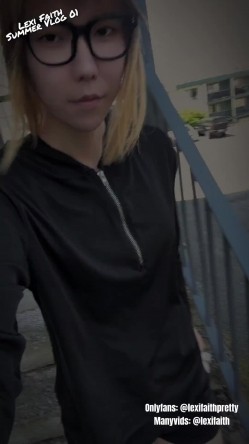 国产男娘Lexi Faith(原乔晶晶) 重出江湖 现在改走更刺激的户外露出路线了 戴眼镜更闷骚 截图4