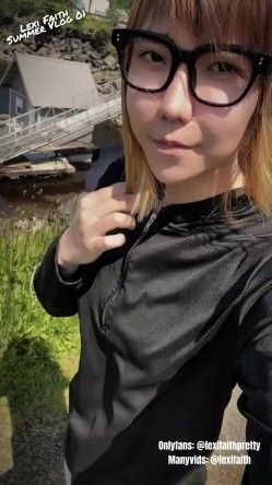 国产男娘Lexi Faith(原乔晶晶) 重出江湖 现在改走更刺激的户外露出路线了 戴眼镜更闷骚 截图6