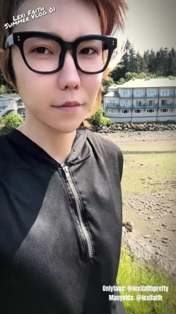 国产男娘Lexi Faith(原乔晶晶) 重出江湖 现在改走更刺激的户外露出路线了 戴眼镜更闷骚 截图7