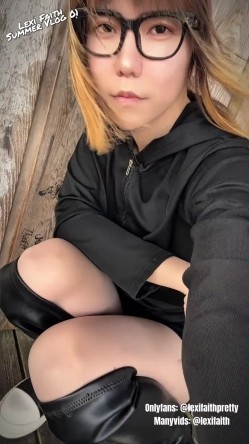 国产男娘Lexi Faith(原乔晶晶) 重出江湖 现在改走更刺激的户外露出路线了 戴眼镜更闷骚 截图10