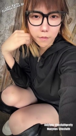 国产男娘Lexi Faith(原乔晶晶) 重出江湖 现在改走更刺激的户外露出路线了 戴眼镜更闷骚 截图11