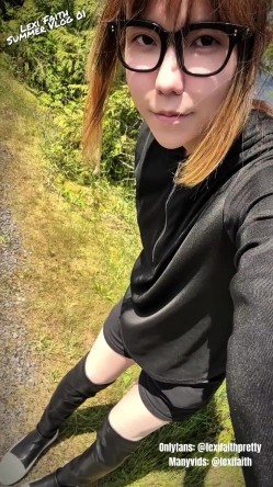 国产男娘Lexi Faith(原乔晶晶) 重出江湖 现在改走更刺激的户外露出路线了 戴眼镜更闷骚 截图14