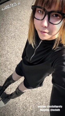 国产男娘Lexi Faith(原乔晶晶) 重出江湖 现在改走更刺激的户外露出路线了 戴眼镜更闷骚 截图16