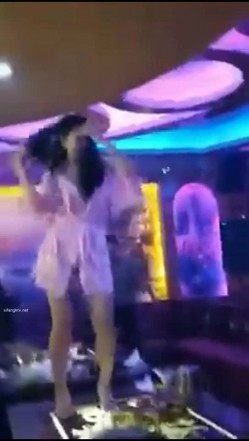 【KTV里那些事4】小姐姐们各种玩暗黑 靓丽公主激情裸舞 卖弄风骚逗老板开心 口交自慰打炮任意玩 有钱人的玩物 截图1