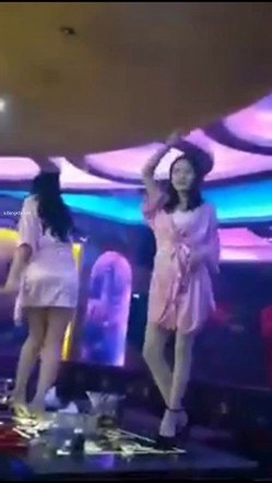 【KTV里那些事4】小姐姐们各种玩暗黑 靓丽公主激情裸舞 卖弄风骚逗老板开心 口交自慰打炮任意玩 有钱人的玩物 截图2
