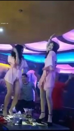 【KTV里那些事4】小姐姐们各种玩暗黑 靓丽公主激情裸舞 卖弄风骚逗老板开心 口交自慰打炮任意玩 有钱人的玩物 截图3