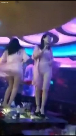 【KTV里那些事4】小姐姐们各种玩暗黑 靓丽公主激情裸舞 卖弄风骚逗老板开心 口交自慰打炮任意玩 有钱人的玩物 截图4