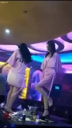 【KTV里那些事4】小姐姐们各种玩暗黑 靓丽公主激情裸舞 卖弄风骚逗老板开心 口交自慰打炮任意玩 有钱人的玩物 截图5