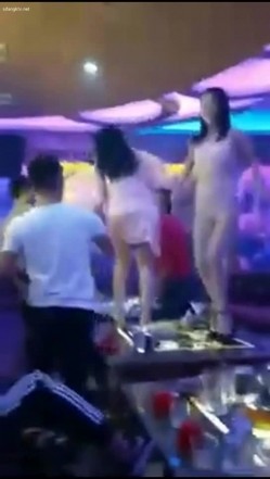 【KTV里那些事4】小姐姐们各种玩暗黑 靓丽公主激情裸舞 卖弄风骚逗老板开心 口交自慰打炮任意玩 有钱人的玩物 截图6