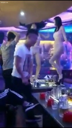 【KTV里那些事4】小姐姐们各种玩暗黑 靓丽公主激情裸舞 卖弄风骚逗老板开心 口交自慰打炮任意玩 有钱人的玩物 截图7