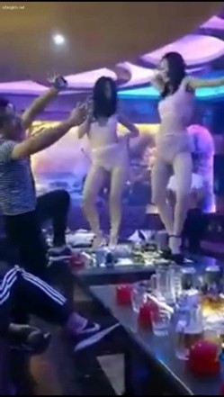 【KTV里那些事4】小姐姐们各种玩暗黑 靓丽公主激情裸舞 卖弄风骚逗老板开心 口交自慰打炮任意玩 有钱人的玩物 截图8