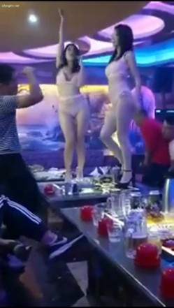 【KTV里那些事4】小姐姐们各种玩暗黑 靓丽公主激情裸舞 卖弄风骚逗老板开心 口交自慰打炮任意玩 有钱人的玩物 截图9