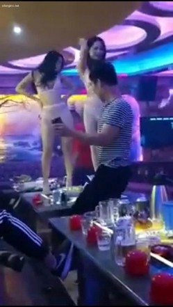 【KTV里那些事4】小姐姐们各种玩暗黑 靓丽公主激情裸舞 卖弄风骚逗老板开心 口交自慰打炮任意玩 有钱人的玩物 截图10