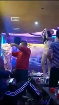【KTV里那些事4】小姐姐们各种玩暗黑 靓丽公主激情裸舞 卖弄风骚逗老板开心 口交自慰打炮任意玩 有钱人的玩物 截图11