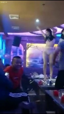 【KTV里那些事4】小姐姐们各种玩暗黑 靓丽公主激情裸舞 卖弄风骚逗老板开心 口交自慰打炮任意玩 有钱人的玩物 截图12