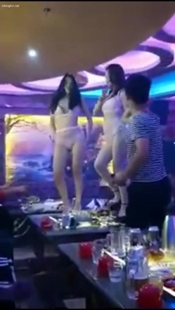 【KTV里那些事4】小姐姐们各种玩暗黑 靓丽公主激情裸舞 卖弄风骚逗老板开心 口交自慰打炮任意玩 有钱人的玩物 截图13