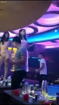 【KTV里那些事4】小姐姐们各种玩暗黑 靓丽公主激情裸舞 卖弄风骚逗老板开心 口交自慰打炮任意玩 有钱人的玩物 截图14