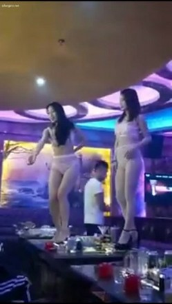 【KTV里那些事4】小姐姐们各种玩暗黑 靓丽公主激情裸舞 卖弄风骚逗老板开心 口交自慰打炮任意玩 有钱人的玩物 截图16