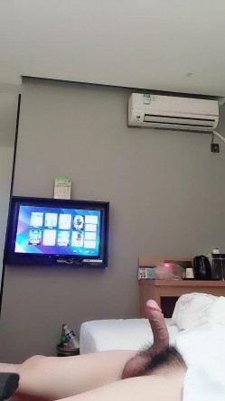 轻熟女短发韵味端庄美少妇，约个年轻小鲜肉酒店先口交玩硬再用大白奶子乳交无套后入操逼，征服这个骚少妇 截图4