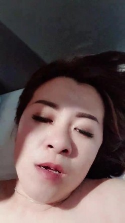 轻熟女短发韵味端庄美少妇，约个年轻小鲜肉酒店先口交玩硬再用大白奶子乳交无套后入操逼，征服这个骚少妇 截图7