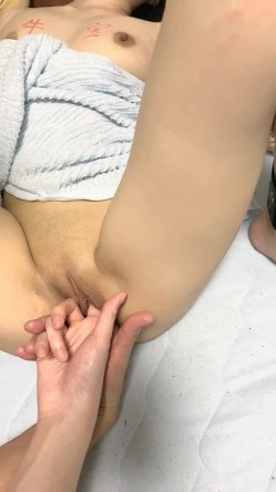 新晋极品女神降临，【日本丽央】，清纯校花，激情3P，模特身材明星脸，无毛白虎，啪啪暴插，刺激劲爆 截图6