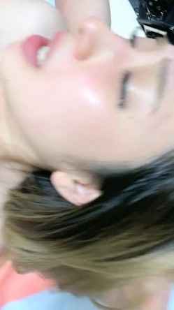 新晋极品女神降临，【日本丽央】，清纯校花，激情3P，模特身材明星脸，无毛白虎，啪啪暴插，刺激劲爆 截图16