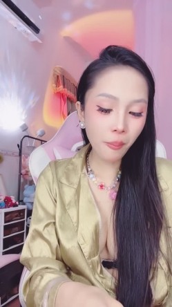 骚逼奶妈【03年蛇蛇】纹身浪妇，下海直播赚奶粉钱，开逼自慰性欲旺盛，道具自慰，高潮时奶头出奶 截图2