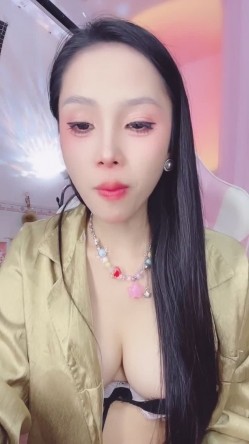 骚逼奶妈【03年蛇蛇】纹身浪妇，下海直播赚奶粉钱，开逼自慰性欲旺盛，道具自慰，高潮时奶头出奶 截图5
