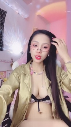 骚逼奶妈【03年蛇蛇】纹身浪妇，下海直播赚奶粉钱，开逼自慰性欲旺盛，道具自慰，高潮时奶头出奶 截图10